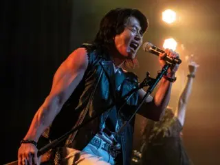 演员权相佑变身长发摇滚歌手……与文彩元共同出演喜剧电影《心男》，为新年带来欢笑。