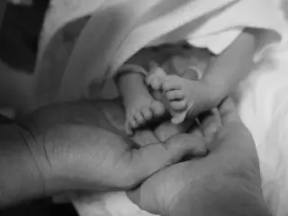 神话组合成员李珉宇荣升父亲，被女儿的小脚丫感动不已……“一个小小的奇迹”