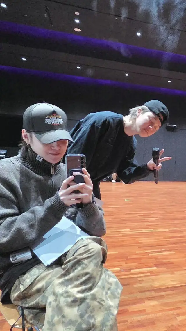 「BTS」除隊後、笑顔で練習室に集合した初の認証ショット