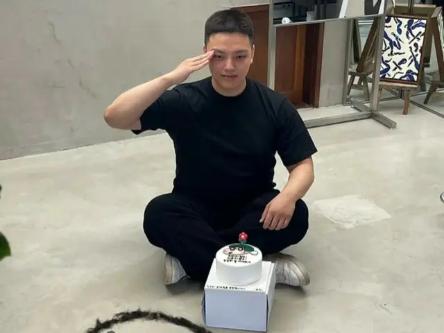 演员吕珍九于15日入伍KATUSA……剃光头后用头发摆出爱心图案