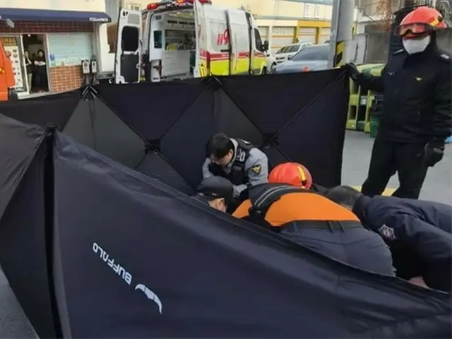 韩国公民救出被困在SUV下的家庭主妇