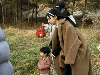 就连她自己的暖宝宝……“aespa”KARINA，卞佑硕母亲在片场的“暖心故事”也成了热门话题。