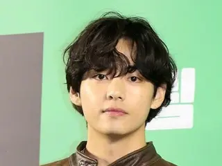 首尔各大景点都洋溢着庆祝BTS成员V生日的喜庆气氛……从汉江上的巨型雕塑到遍布全城的巨幅广告，处处洋溢着节日的喜庆氛围。