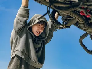 李俊昊（2PM）凭借其超能力，与魅力四射的李彩敏和姜汉娜共同发布了电影《CASHERO》的宣传照。