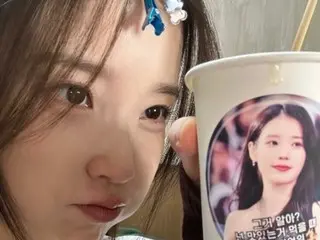 IU对姜汉娜送的礼物“兴奋不已”……“酒窝公主的荣誉小可爱”