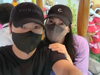 金素妍与丈夫李尚宇在游乐园约会...他们看起来像新婚夫妇一样性感
