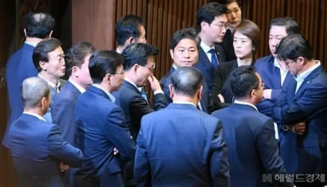 李代表逮捕同意案の可決に深刻な表情を見せる共に民主党議員たち
