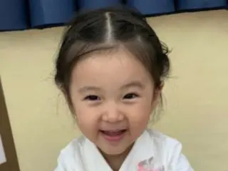 演员申贤俊公开了与被视为国宝的可爱小女儿的照片
