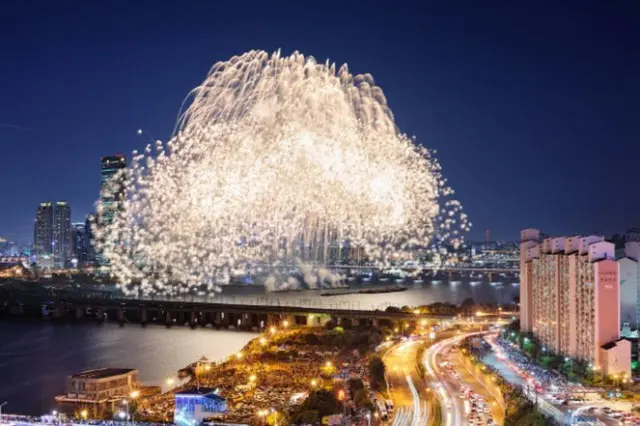 ソウルで「汝矣島（ヨイド）花火大会」…約100万人が集まる＝韓国