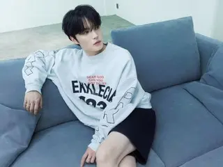 Jaejung 在他的新沙发上感到很放松...就像沙发广告