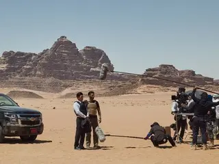 韩国首部约旦电影《救援18天》中，黄正民、玄彬等人回望严酷的沙漠场景的珍贵幕后花絮公开了！