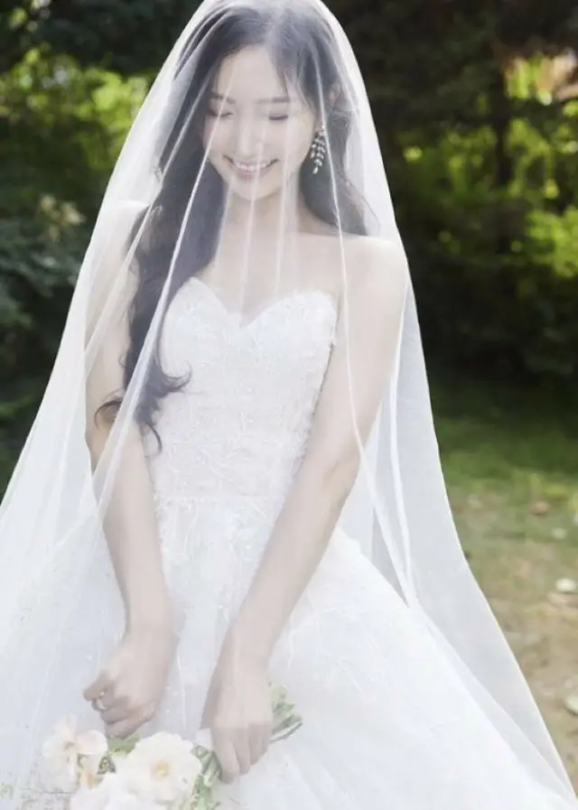 「Apink」脱退のホン・ユギョン、結婚を発表…14日に挙式へ