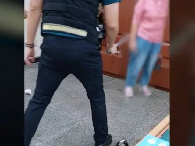 交番で刃物を取り出し「殺す」… 警察が監視カメラ公開＝韓国
