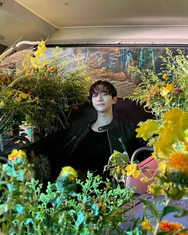 「2PM」イ・ジュノ、植物がいっぱいな空間の中でセクシーからキュートまで4