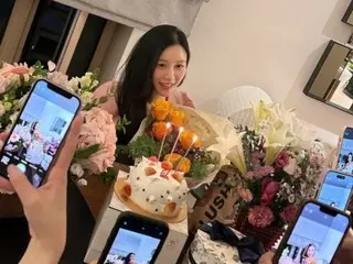 女演员李多仁怀孕期间庆祝生日...她看起来像花一样美丽