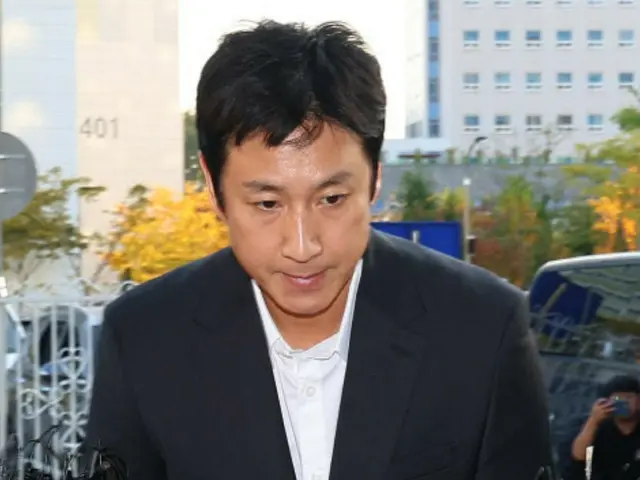 俳優イ・ソンギュン、なぜ警察に通報せずに金を渡したのか？