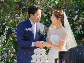“组合里第一个结婚的人”“女孩节”徐镇和演员李东华举行电影般的户外婚礼…Yura和Mina也庆祝
