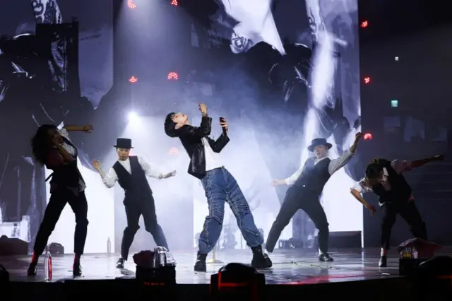 JUNG KOOK、ソロアルバム「GOLDEN」ファンショーケース開催…RMも応援に駆け付ける3