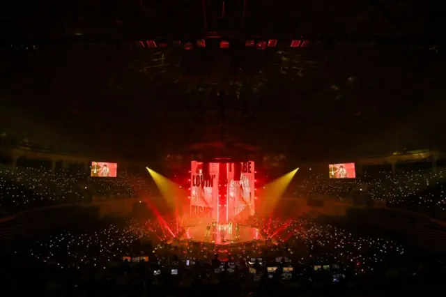 JUNG KOOK、ソロアルバム「GOLDEN」ファンショーケース開催…RMも応援に駆け付ける7