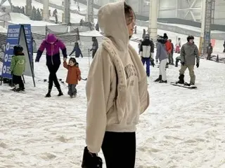 演员孙泰英公开了与女儿在美国滑雪场的近照