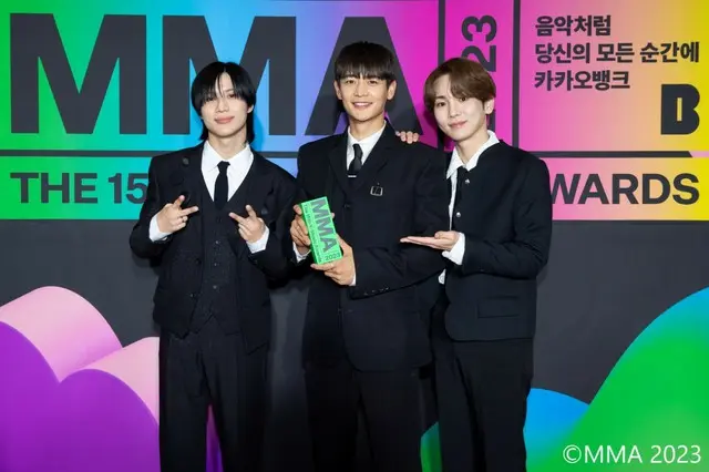 「MMA 2023」トロフィーを手にした「SHINee」1