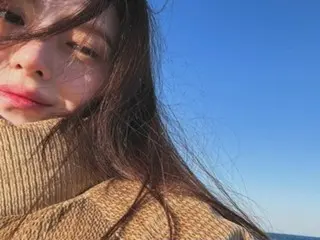 演员韩素希自曝「承认鼻炎手术」后近况…海滩清纯美感十足