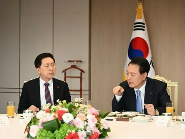 尹錫悦大統領（右）とキム•ギヒョン国民の力代表（左）が5日、大統領室での昼食会で対話をしている