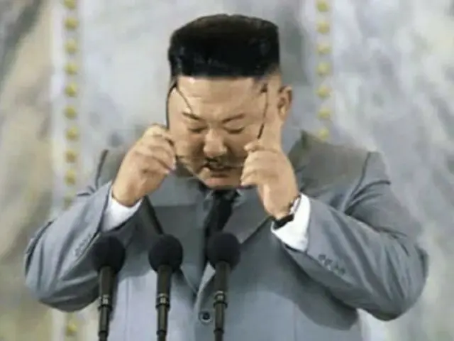 「独裁者の涙異例」…北朝鮮の金正恩氏はなぜまた泣いたのか