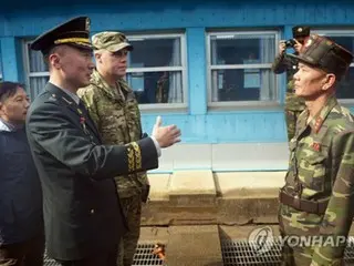 朝鲜军队重新武装时，联合国部队也在板门店联合安全区携带手枪
