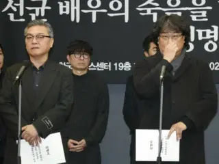 导演奉俊昊和其他文化艺术家在新闻发布会上谴责警方，称已故李善均是残忍的性格杀人犯。