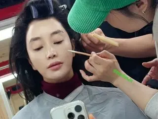 女演员金惠秀一边化妆一边抓拍……完美的视觉效果让人很难相信她已经 50 多岁了