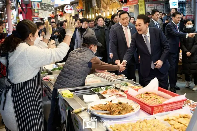 旧正月を前に市場を訪問「電気代が多くかかると聞いた...料金を割り引く」＝尹錫悦大統領