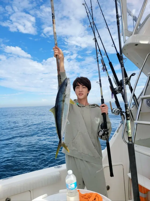 「BTS（防弾少年団）」JIN、世界中に広がる影響力…釣りをする姿にインスピレーションを受けたフィリピンの作家「Fishing With Jin」で受賞