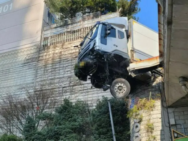 高架道路の壁を突き破ったトラック、前方が宙に浮いた状態で止まる＝韓国