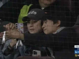 志成和李宝英夫妇被拍到约会观看 MLB 揭幕战......他们的“恩爱”气氛被现场摄像机捕捉到