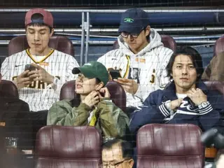 玄彬夫妇、孔刘李栋旭夫妇、宋仲基夫妇也进行了“棒球场约会”……“看MLB”