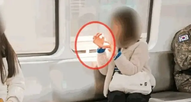 「臭い」 地下鉄でマニキュアを塗る乗客…「姿勢まで変えて」＝韓国