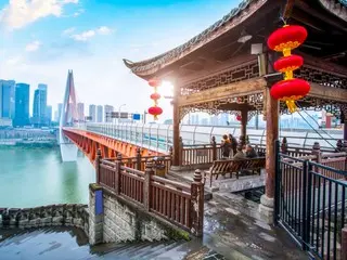 在中国重庆，人们大声说话，以至于把火锅汤泼到坐在旁边的一男一女身上——中国报道