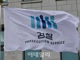 首尔高级检察厅外墙上涂鸦“文在寅XXX”的场景