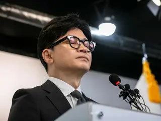 韩国国会前纷纷献上支持前执政党领导人的“花圈”