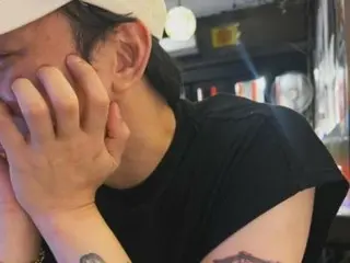 朴有天炫耀手臂上的新纹身……“我不一定要喜欢你，但这就是我。”