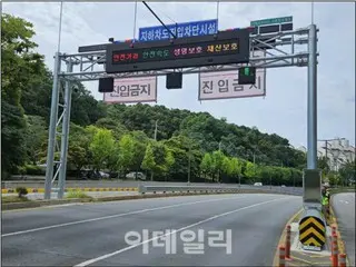 韩国仁川广域市，5吨货车撞上“高度限制栏”翻倒