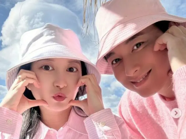宣布怀孕后成为热门话题的歌手李志勋和绫音前往济州产前旅行……粉红情侣装大秀脸颊