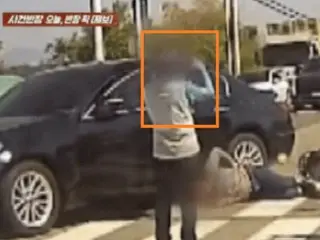 造成事故的司机在没有提供援助的情况下给倒下的人拍照=韩国报道