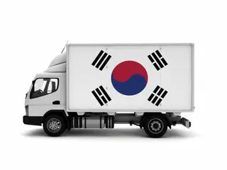 超载货车在高速公路上载着一个6米集装箱——韩国