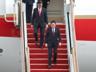 岸田首相抵达首尔机场...时隔一年首次访问韩国出席“日日韩首脑会谈”