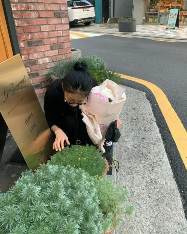 “すっぴん風メガネルック”女優コ・ヒョンジョン、花が花を抱きしめている？…少女美際立つ近況ビジュアル