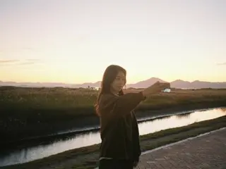 朴信惠站在夕阳下拍照...韩国女神气质
