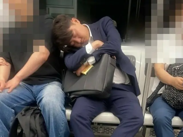 地下鉄で熟睡している李俊錫、改革新党議員
