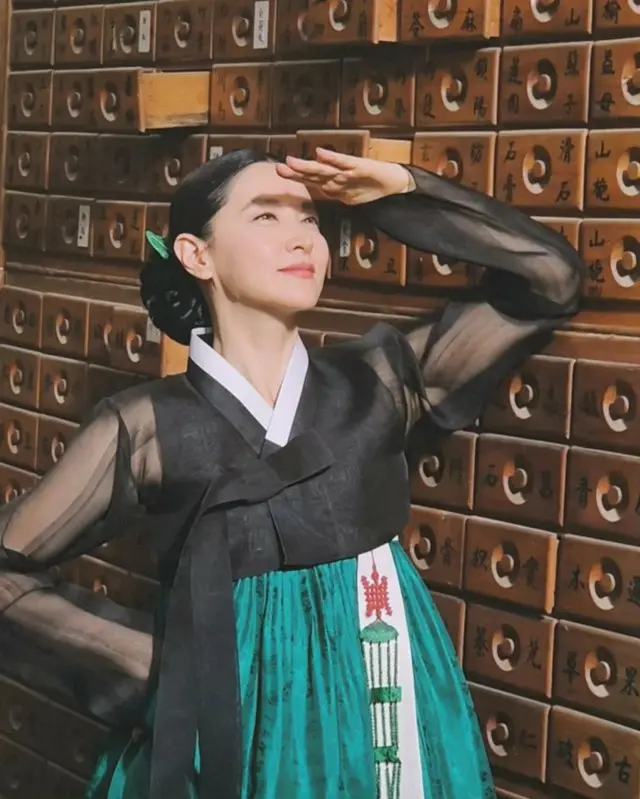 女優イ・ヨンエ、「今、韓服姿が一番美しい」…20年前「チャングム」の美貌そのまま